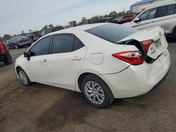5YFBURHE9JP793467 2018 TOYOTA COROLLA - Image 2