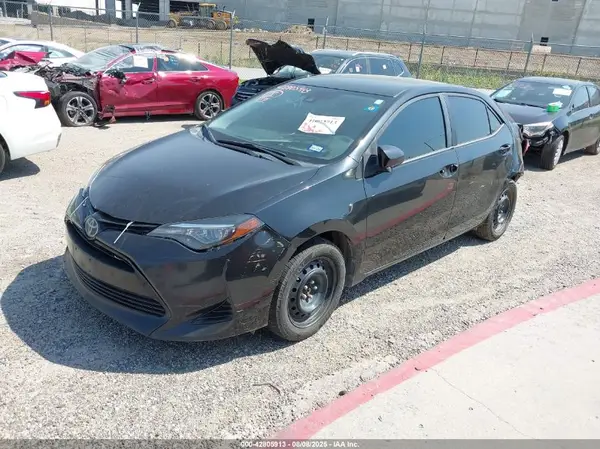 5YFBURHE9JP795820 2018 TOYOTA COROLLA - Image 2