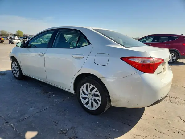 5YFBURHE9JP795901 2018 TOYOTA COROLLA - Image 2