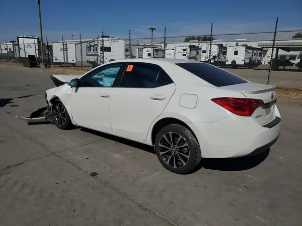 5YFBURHE9JP796076 2018 TOYOTA COROLLA - Image 2