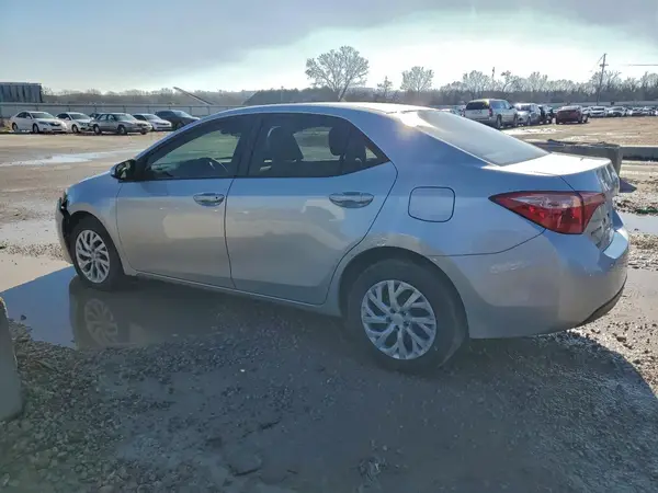 5YFBURHE9JP796580 2018 TOYOTA COROLLA - Image 2