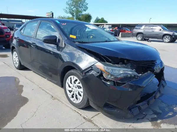 5YFBURHE9JP797695 2018 TOYOTA COROLLA - Image 1