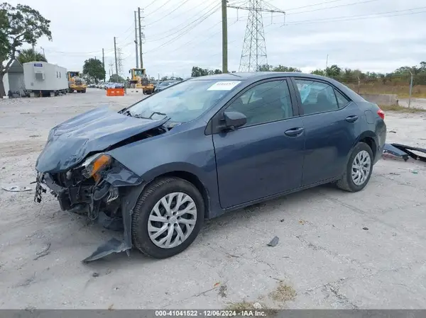 5YFBURHE9JP797812 2018 TOYOTA COROLLA - Image 2