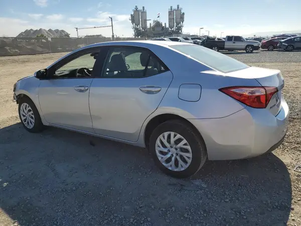 5YFBURHE9JP797910 2018 TOYOTA COROLLA - Image 2