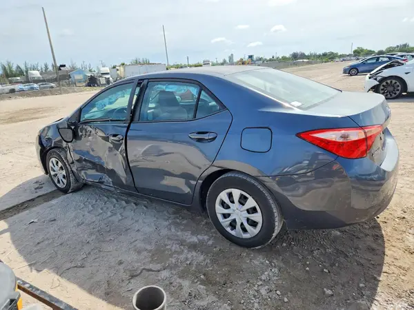 5YFBURHE9JP798622 2018 TOYOTA COROLLA - Image 2