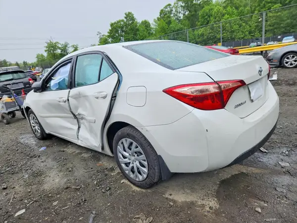 5YFBURHE9JP800739 2018 TOYOTA COROLLA - Image 2