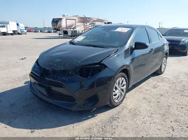 5YFBURHE9JP801101 2018 TOYOTA COROLLA - Image 2
