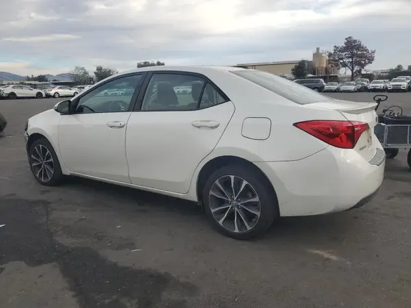 5YFBURHE9JP803723 2018 TOYOTA COROLLA - Image 2