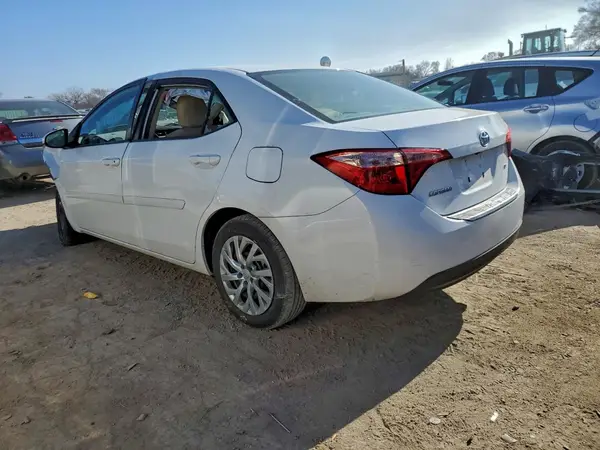 5YFBURHE9JP809750 2018 TOYOTA COROLLA - Image 2