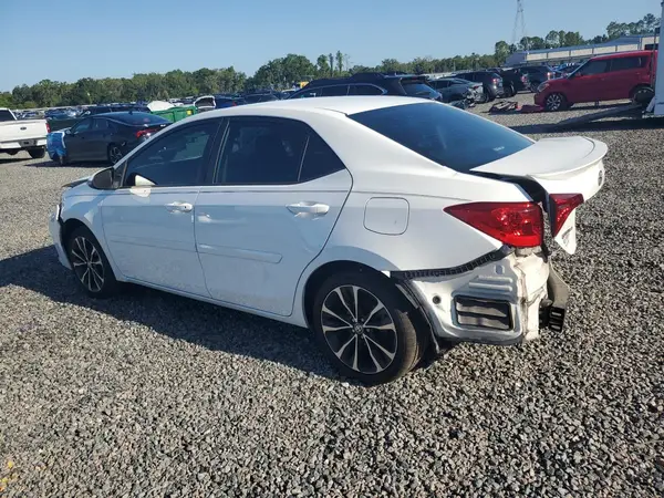 5YFBURHE9JP809974 2018 TOYOTA COROLLA - Image 2
