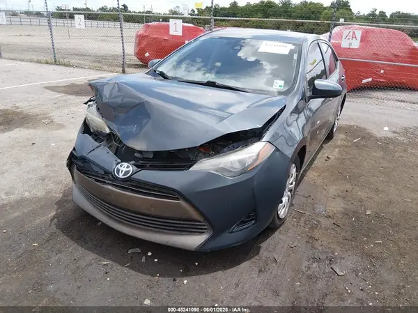 5YFBURHE9JP810431 2018 TOYOTA COROLLA - Image 2
