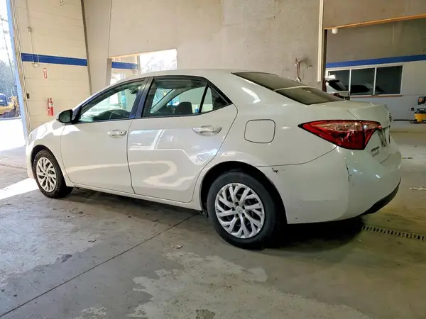 5YFBURHE9JP810512 2018 TOYOTA COROLLA - Image 2