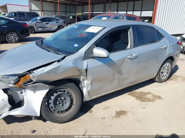 5YFBURHE9JP812132 2018 TOYOTA COROLLA - Image 2