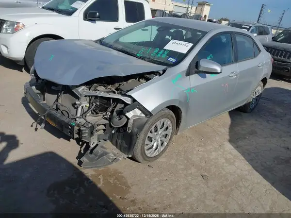 5YFBURHE9JP812292 2018 TOYOTA COROLLA - Image 2