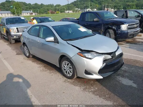 5YFBURHE9JP812485 2018 TOYOTA COROLLA - Image 1