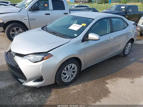 5YFBURHE9JP812485 2018 TOYOTA COROLLA - Image 2