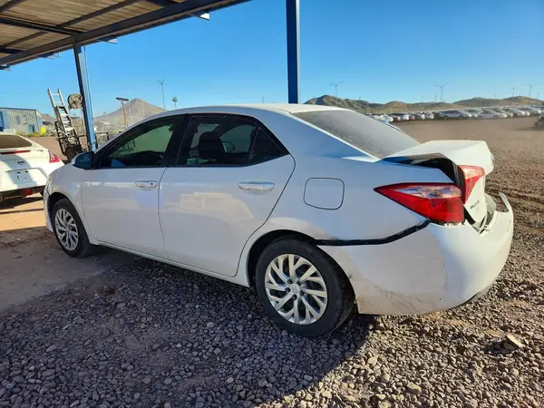 5YFBURHE9JP812602 2018 TOYOTA COROLLA - Image 2