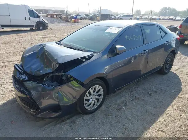 5YFBURHE9JP812860 2018 TOYOTA COROLLA - Image 2