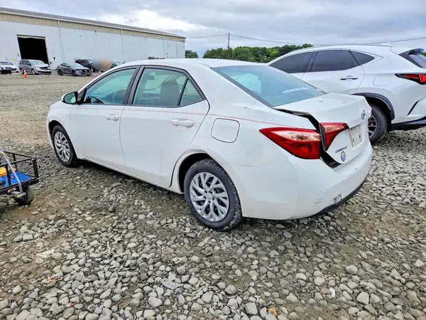 5YFBURHE9JP813958 2018 TOYOTA COROLLA - Image 2
