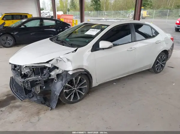 5YFBURHE9JP814432 2018 TOYOTA COROLLA - Image 2