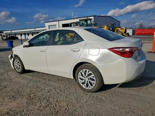 5YFBURHE9JP814916 2018 TOYOTA COROLLA - Image 2