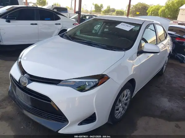 5YFBURHE9JP815287 2018 TOYOTA COROLLA - Image 2