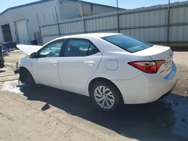 5YFBURHE9JP816116 2018 TOYOTA COROLLA - Image 2