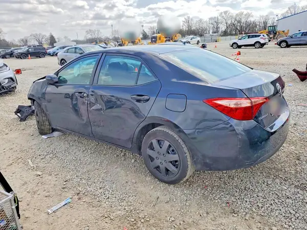 5YFBURHE9JP816388 2018 TOYOTA COROLLA - Image 2