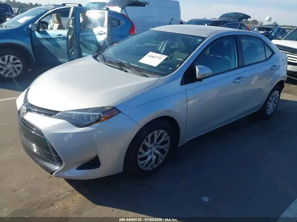 5YFBURHE9JP820408 2018 TOYOTA COROLLA - Image 2