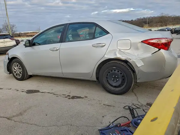 5YFBURHE9JP821350 2018 TOYOTA COROLLA - Image 2