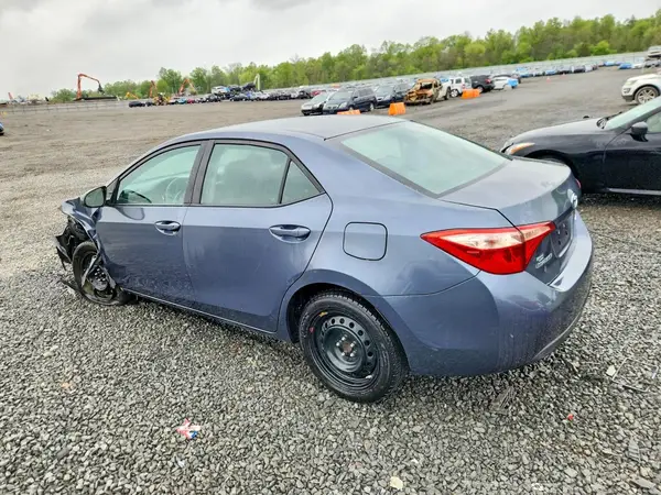 5YFBURHE9JP823454 2018 TOYOTA COROLLA - Image 2