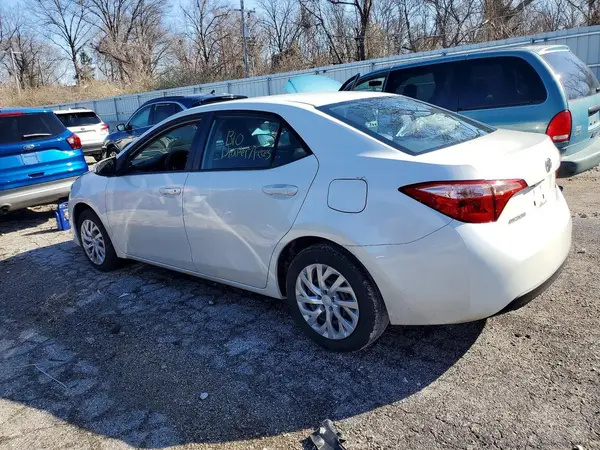 5YFBURHE9JP824572 2018 TOYOTA COROLLA - Image 2