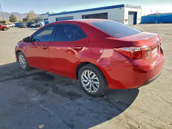 5YFBURHE9JP825625 2018 TOYOTA COROLLA - Image 2