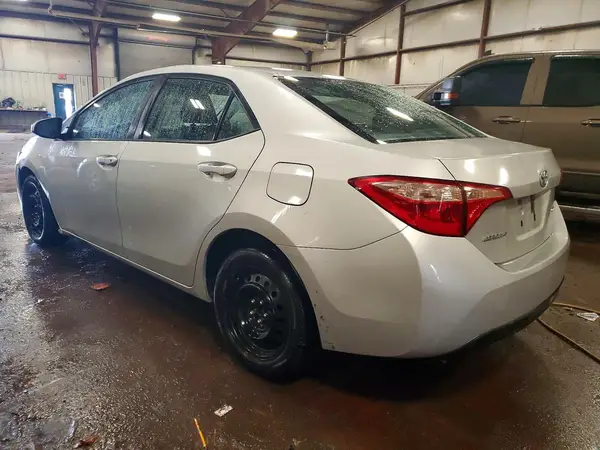 5YFBURHE9JP825687 2018 TOYOTA COROLLA - Image 2