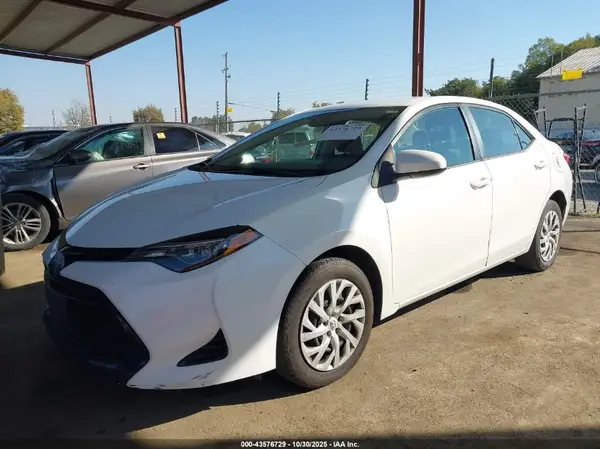 5YFBURHE9JP826189 2018 TOYOTA COROLLA - Image 2