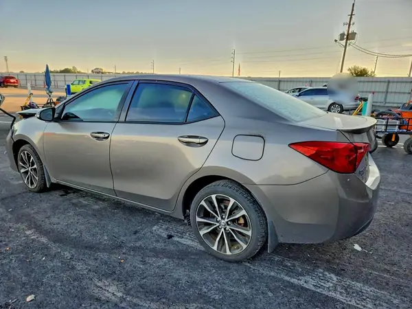 5YFBURHE9JP827214 2018 TOYOTA COROLLA - Image 2