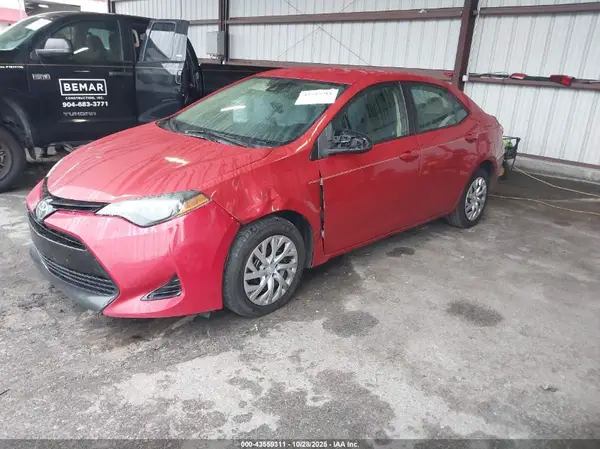 5YFBURHE9JP827925 2018 TOYOTA COROLLA - Image 2