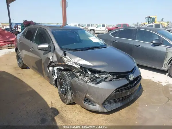 5YFBURHE9JP829206 2018 TOYOTA COROLLA - Image 1