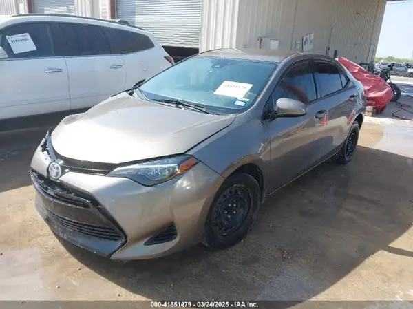 5YFBURHE9JP829206 2018 TOYOTA COROLLA - Image 2
