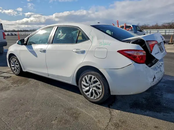 5YFBURHE9JP830498 2018 TOYOTA COROLLA - Image 2