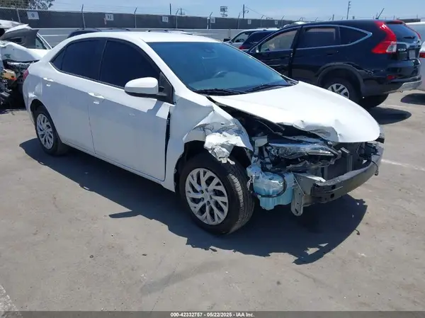 5YFBURHE9JP835586 2018 TOYOTA COROLLA - Image 1