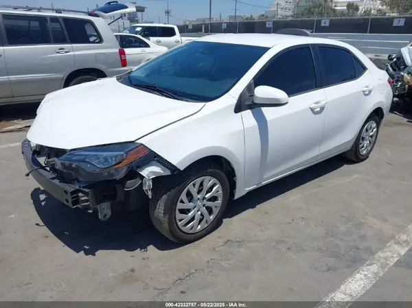5YFBURHE9JP835586 2018 TOYOTA COROLLA - Image 2