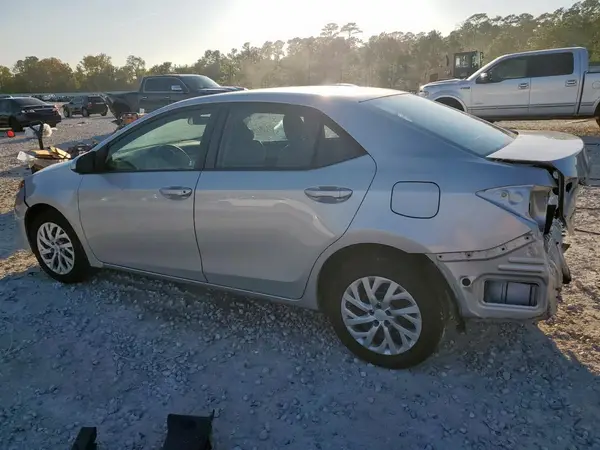 5YFBURHE9JP835748 2018 TOYOTA COROLLA - Image 2