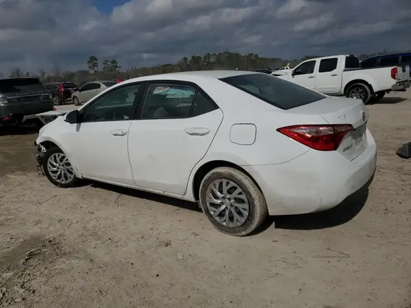 5YFBURHE9JP835913 2018 TOYOTA COROLLA - Image 2
