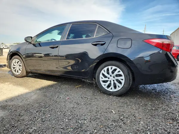 5YFBURHE9JP836754 2018 TOYOTA COROLLA - Image 2