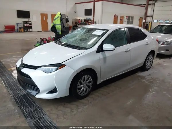5YFBURHE9JP836978 2018 TOYOTA COROLLA - Image 2