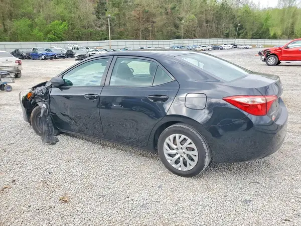 5YFBURHE9JP837452 2018 TOYOTA COROLLA - Image 2