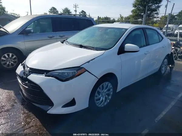 5YFBURHE9JP837497 2018 TOYOTA COROLLA - Image 2