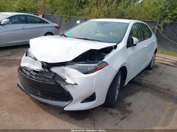 5YFBURHE9JP839623 2018 TOYOTA COROLLA - Image 2