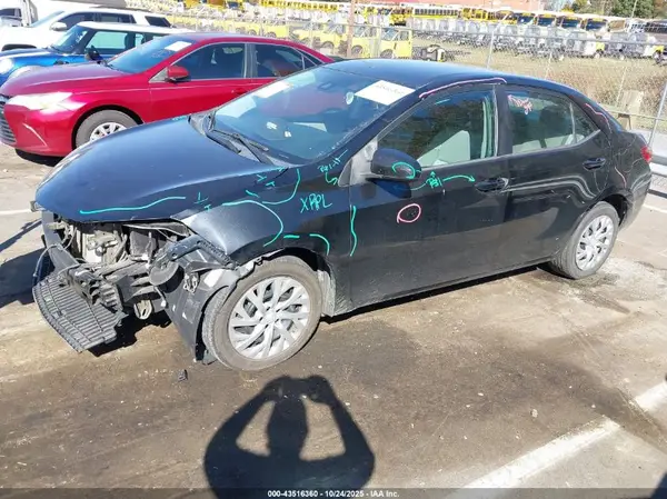 5YFBURHE9JP839735 2018 TOYOTA COROLLA - Image 2